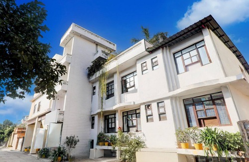 Indira Nagar House | Super Deluxe Room Vibrant Inn