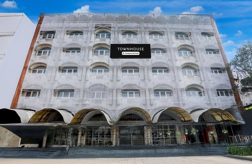Allahabad House | Super Deluxe Roomhotel Santosh Palace