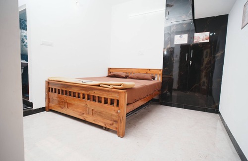 Tiruvannamalai Apartment | Superb 10-bedroom apartment with AC in peaceful Tiruvannamalai