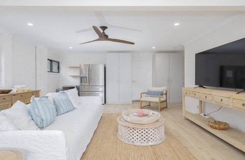 Avoca Beach House | SURF LODGE| lakefront, pool| Accom Holidays