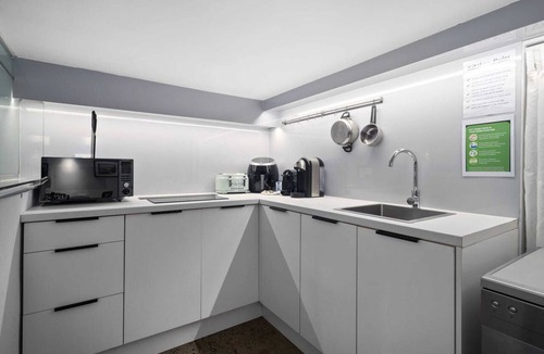 Coogee Apartment | Surfie Pad 10 min walk to Beach and Dining