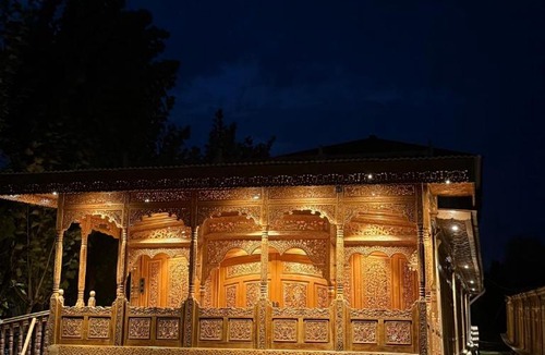 Dal Lake Hotel | Suroor Houseboat