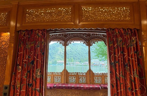 Dal Lake Hotel | Suroor Houseboat