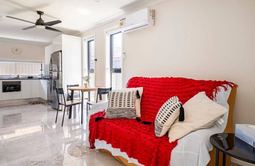 Kingswood House | Sydney & Blue Mts Retreat (5-Bedrooms)