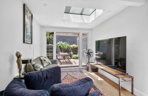 Darlinghurst House | Sydney Central Terrace House with Private Rooftop Deck