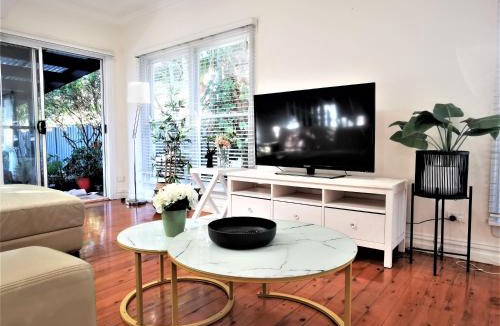 Miranda House | Sydney Meets Miranda, Comfy 4 Bedrooms Corner House
