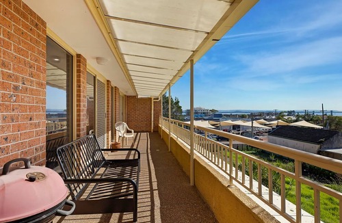 The Entrance Apartment | Taylor Apartment - Central Location