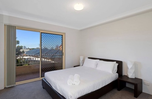 The Entrance Apartment | Taylor Apartment - Central Location