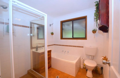 Blackheath House | Teach Na Cairde - House of Friends - Delightful 4 Bedroom Pet-Friendly Home with Essentials Near Quiet Blackheath Bushland
