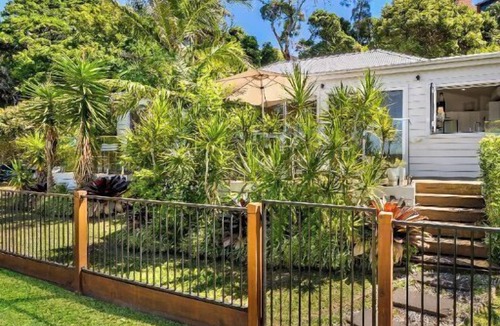 Marks Point Cottage | The Lakehouse - Exclusive Waterfront Escape