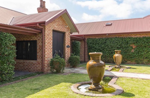 Lovedale House | The Ballabourneen Estate - Grand Hunter Valley estate - 6 bedrooms, infinity pool and open fireplace