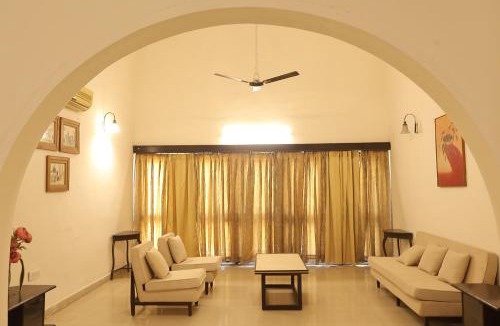 Bhopal Hotel | The Brown Wood Manor