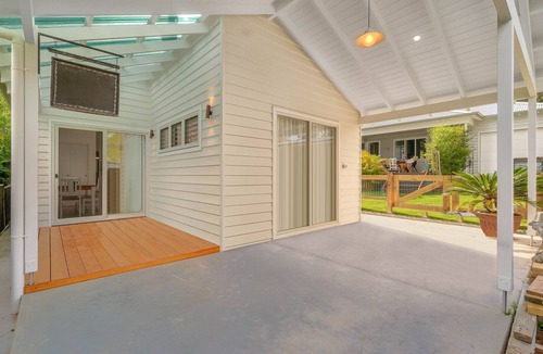 Wamberal Cottage | The Bunkie, close to beach and local shops.