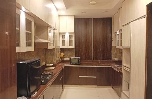 Mukherjee Nagar Hotel | The Cave Play & Pause