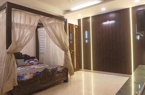 Mukherjee Nagar Hotel | The Cave Play & Pause
