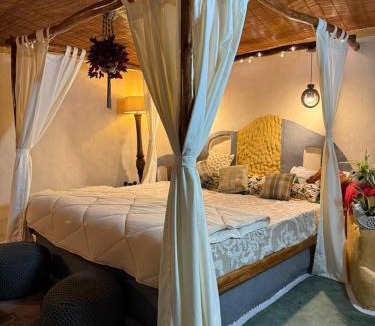 Gunehr Bed & Breakfast | The Cob House