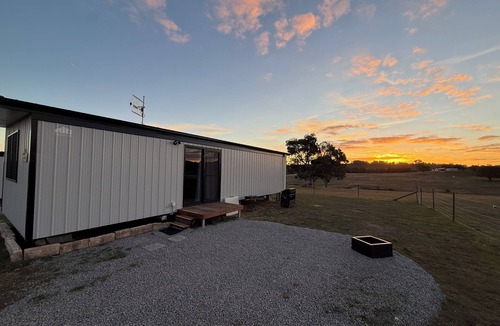 Kingsdale Cabin | The Ember Lodge - The Sunset and Sunrise Haven 5 minutes to Goulburn CBD