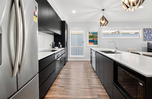 Wagga Wagga House | The Forsyth. Stylish 4-Bed. Near CBD.