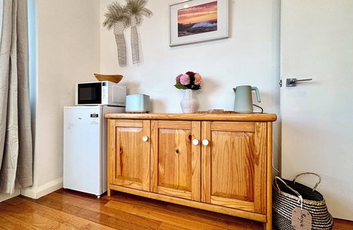 Maroubra Apartment | The Gallery Suite - Sea views & Creative Vibes