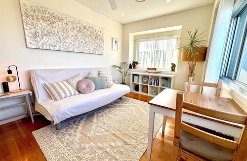 Maroubra Apartment | The Gallery Suite - Sea views & Creative Vibes