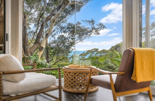 Macmasters Beach House | THE GLASS HOUSE | Accom Holidays