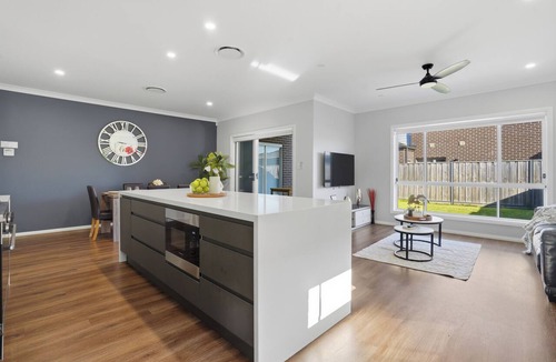 Gledswood Hills House | The Gledswood Residence | Luxury 4BR Sleeps 10