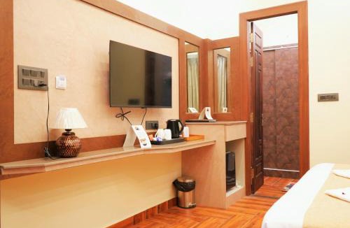 Naukuchiyatal Hotel | The Lake Ambience Signature Suites