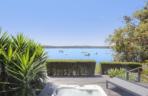 Gwandalan House | The Lake Escape - Waterfront w/Hot tub & Kayaks