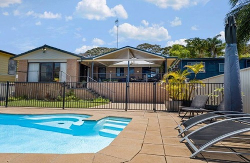 Berkeley Vale House | The Lake House - Luxury home with Pool.