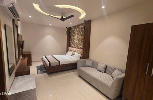 Sandila House | The Monark Inn