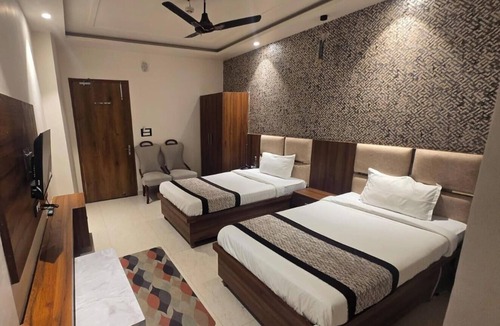 Sandila House | The Monark Inn
