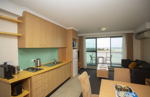 The Entrance Apartment | THE OAKS WATERFRONT APARTMENT