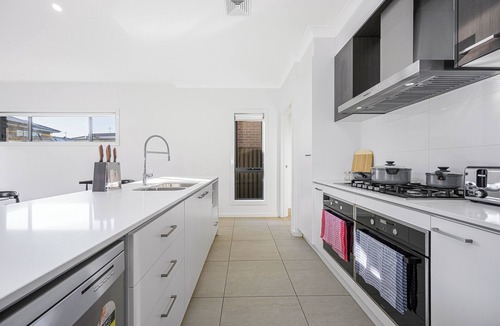 The Ponds House | The Pond sweet 4 br home by Coles with garage&WiFi