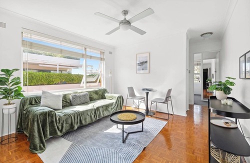 Mosman Apartment | The Sunlit Fern Minutes from Dining and Coastline