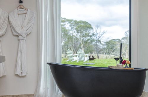 Penrose Villa | The Villa @ The Vale Penrose - Country chic private Villa with outdoor Spa