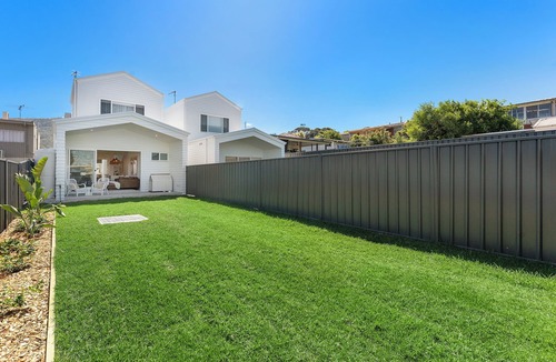 Corrimal House | The White House near beach + shops