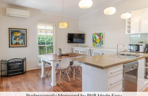 Wagga Wagga House | Tompson Cottage - Near CBD Character & Comfort