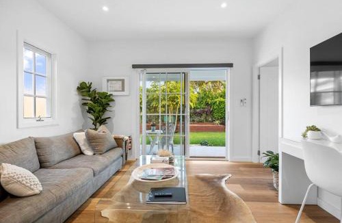 Long Jetty House | Toowoon Bay - Tranquil Couples Retreat - EV Powerpoint