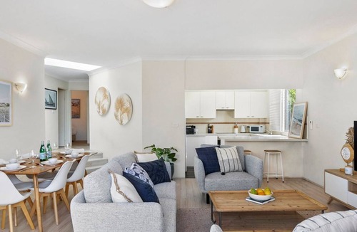 Manly Apartment | Top Floor 3 Bedroom Apartment - 50m to sand + parking