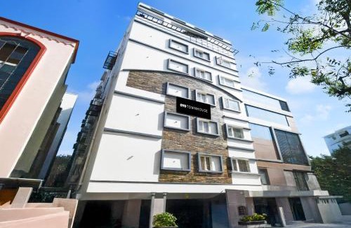 SR Nagar Hotel | Townhouse Aarav Business Hotel