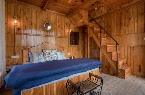 Banjar Apartment | Tragopan Chalet's - Cedar Cottage with attic & balcony