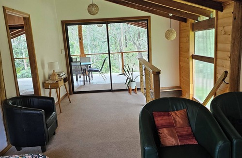 Brunkerville House | TRANQUIL BUSH RETREAT with aircon wifi and indoor and outside fires