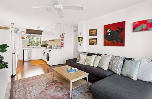 Bronte Apartment | Treetop Retreat Five Minute Stroll To The Beach
