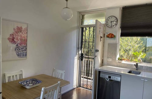 Bronte Apartment | Treetop Retreat Five Minute Stroll To The Beach
