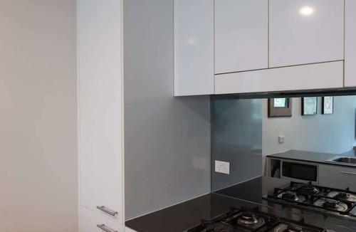 Erskineville Apartment | Treetops Erskineville Apartment w Parking & Aircon