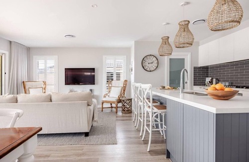 Swansea House | Ultimate Lakefront | Pool + Sleeps 12