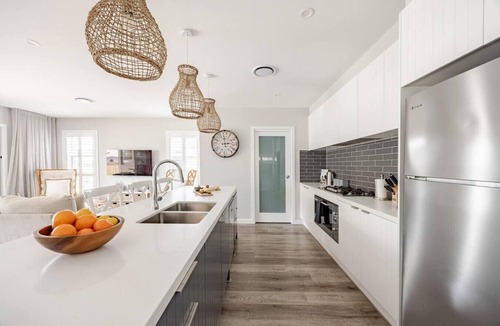 Swansea House | Ultimate Lakefront | Pool + Sleeps 12