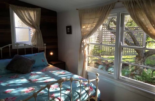Wentworth Falls Cabin | Unique, cute & cozy get away, creative & comfortable with loads of character.
