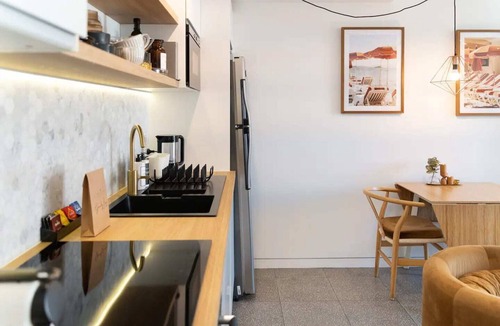 Bilgola Beach Apartment | Uniquely Decorated Hillside Room Overlooking Bilgola Beach