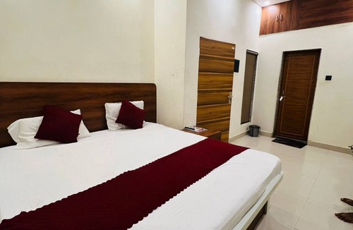 Varanasi Hotel | Unnati Paying Guest House Near Kaal Bhairav Temple deluxe ac room are Avaible.